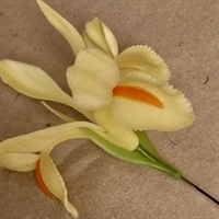 lysegul plastik iris gammel kunstig blomst fra Tyskland genbrug
